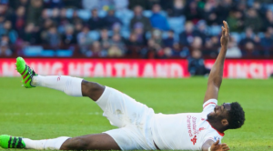 O Kolo Toure πανηγυρίζει σαν μικρό παιδί το γκολ του στην έδρα της Aston Villa!