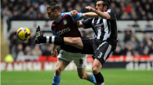 James Milner και Jose Enrique αντιμέτωποι σε παλιό αγώνα της Newcastle εναντίον της Aston Villa.