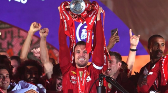 O Jordan Henderson σηκώνει ψηλά το βαρύτιμο τρόπαιο!