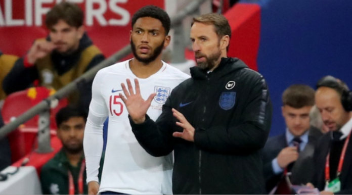 O Gareth Southgate με τον Joe Gomez.