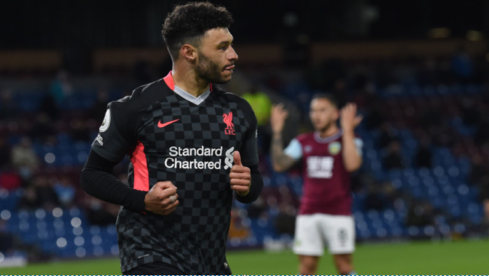 O Alex Oxlade-Chamberlain πανηγυρίζει το γκολ του στο Turf Moor την προτελευταία αγωνιστική.