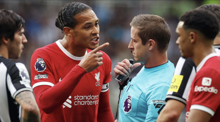 Ο John Brooks σφυρίζει με Tottenham 