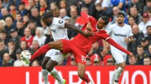 O Joel Matip μονομαχεί με τον Michail Antonio στο φετινό παιχνίδι πρωταθλήματος στο Anfield.