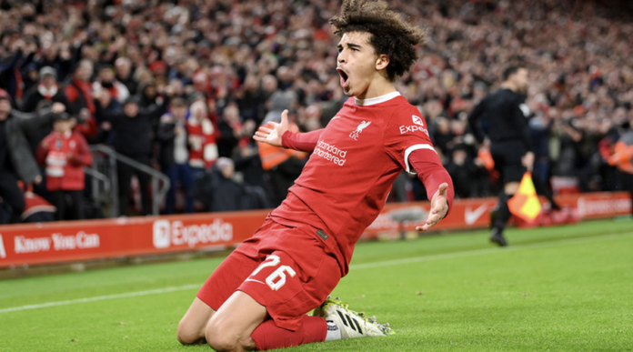 O Jayden Danns πανηγυρίζει μπροστά από το Kop!