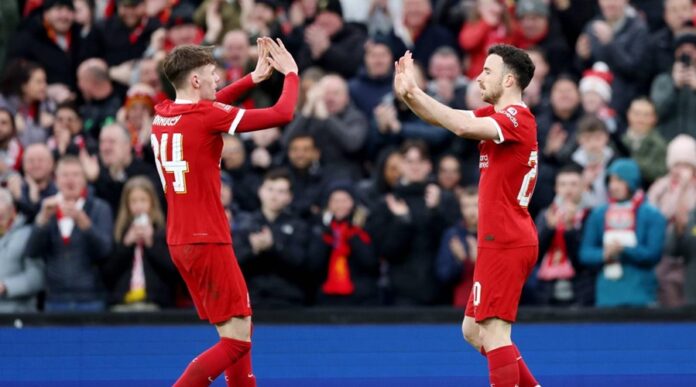 Jota και Bradley πανηγυρίζουν το γκολ του Diogo με την Chelsea.