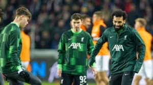 Οι παίκτες της Liverpool προθερμαίνονται στην Πράγα.