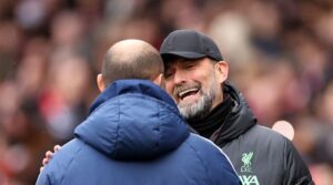 O Nuno Espirito Santo τα λέει με τον Klopp στο χθεσινό ματς.