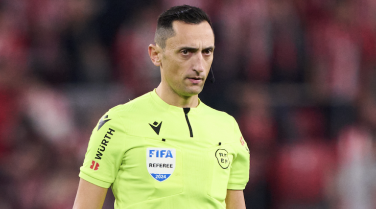 Ο Jose Maria Sanchez σφυρίζει με Paris Saint-Germain