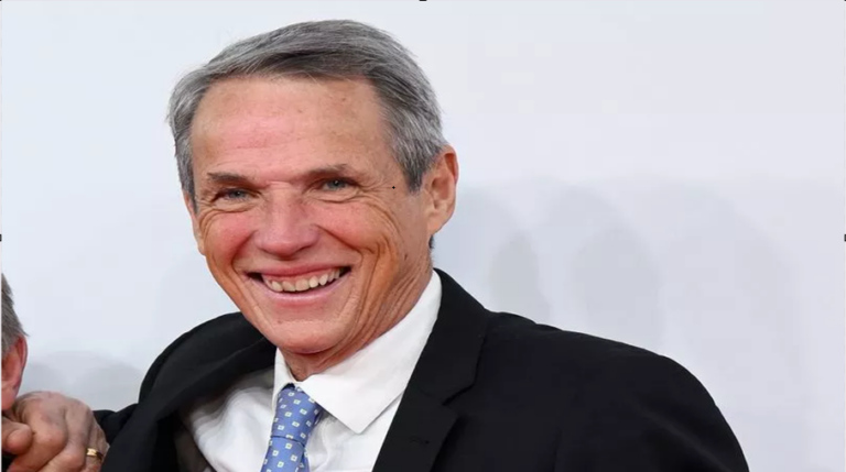 Ο Alan Hansen θα παραδώσει το τρόπαιο στον Virgil!