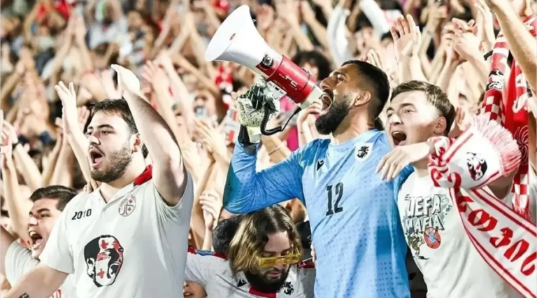Από τον αγωνιστικό χώρο στην κερκίδα με fans ο Giorgi Mamardashvili!