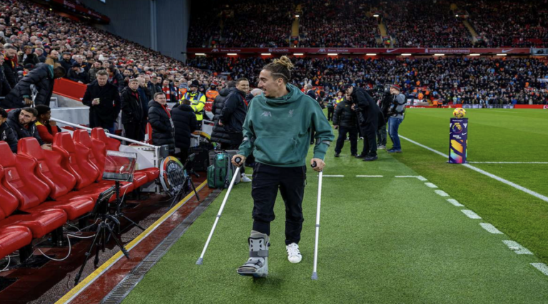Με πατερίτσες στο Anfield οι Konate και Τσιμίκας