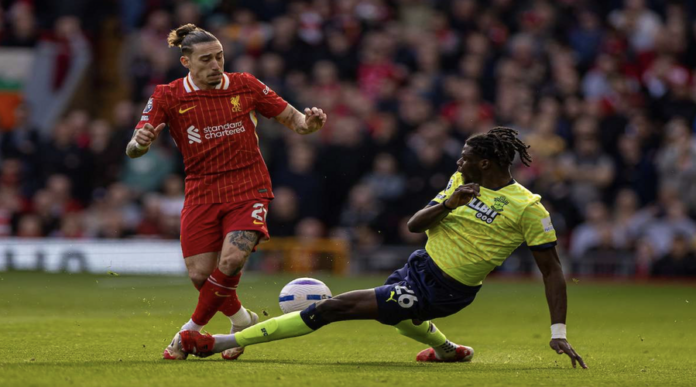 Ο Κώστας Τσιμίκας στο παιχνίδι με τη Southampton