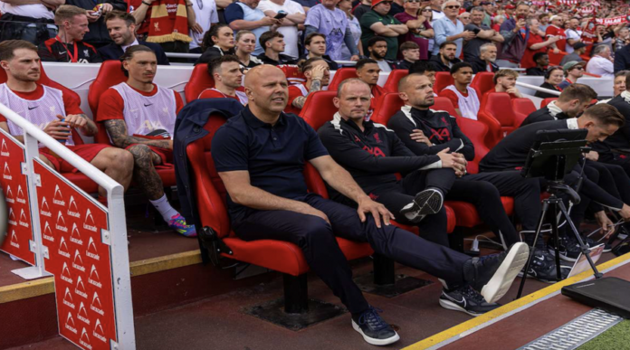 Ο Arne Slot στην αναμέτρηση με την Arsenal.