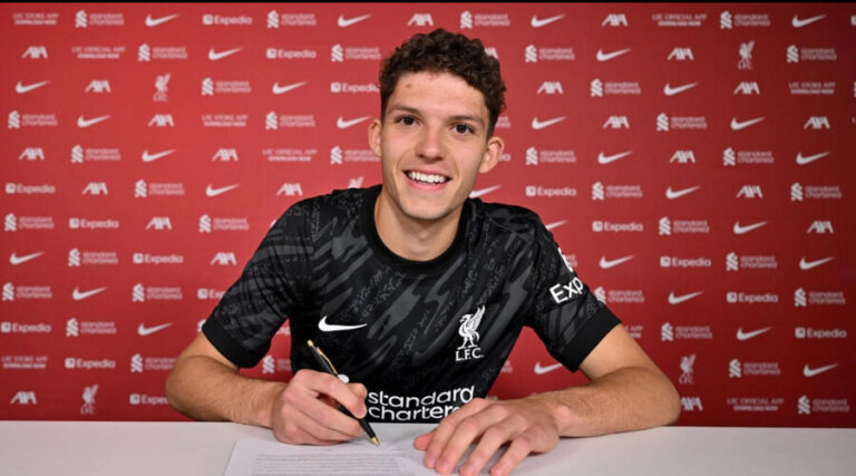 Η Liverpool ανακοίνωσε την απόκτηση του Armin Pecsi