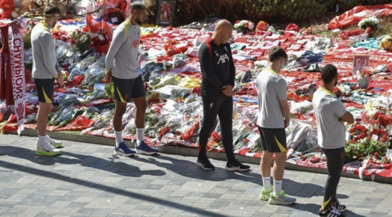 Στο Anfield όλη η ομάδα και η οικογένεια των Diogo και Andre