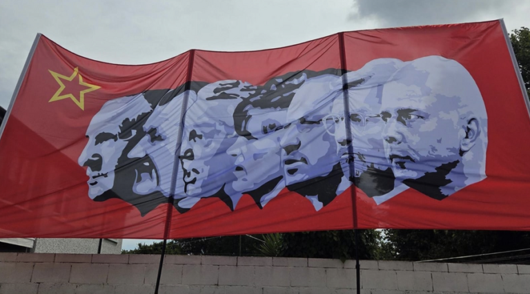 Ο Arne Slot προστέθηκε στο θρυλικό πανό του Kop