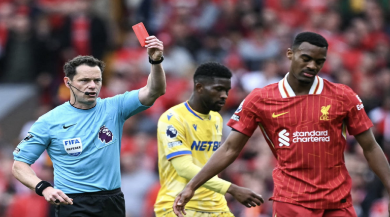 Ο Darren England στο Manchester United – Liverpool 