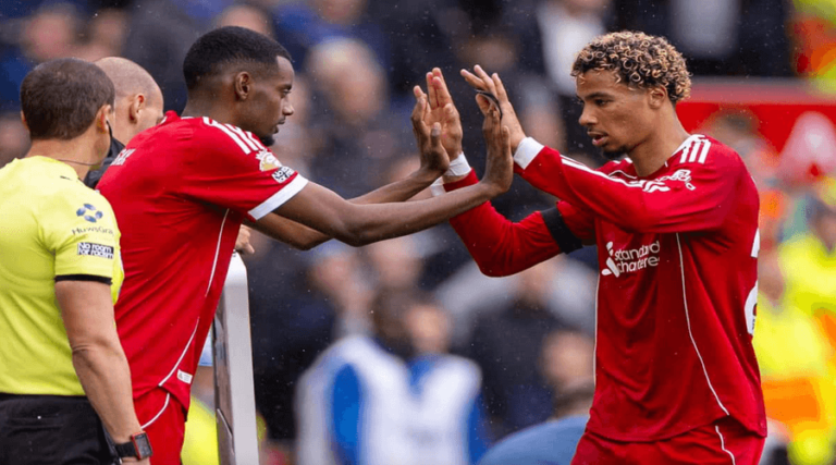 Με Isak και Ekitike η ενδεκάδα των Reds 