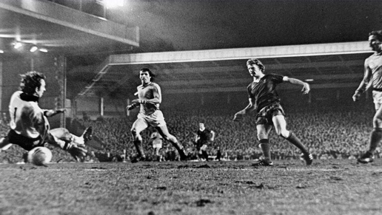 9/1/1974: Επαγγελματίας ο David Fairclough