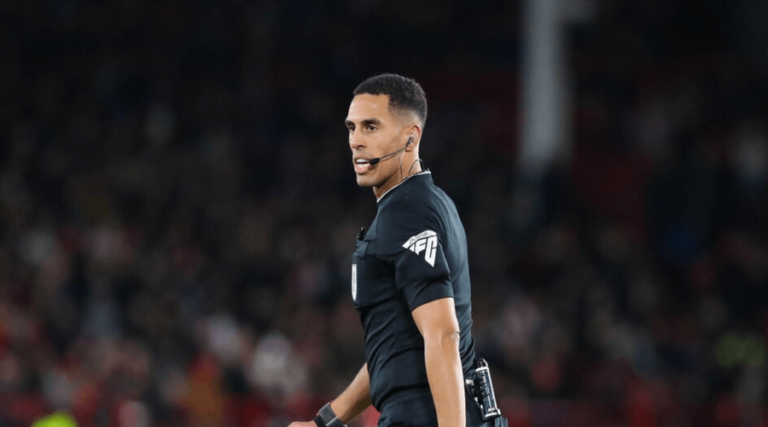 Ο Farai Hallam σφυρίζει με Wolves στο FA Cup 