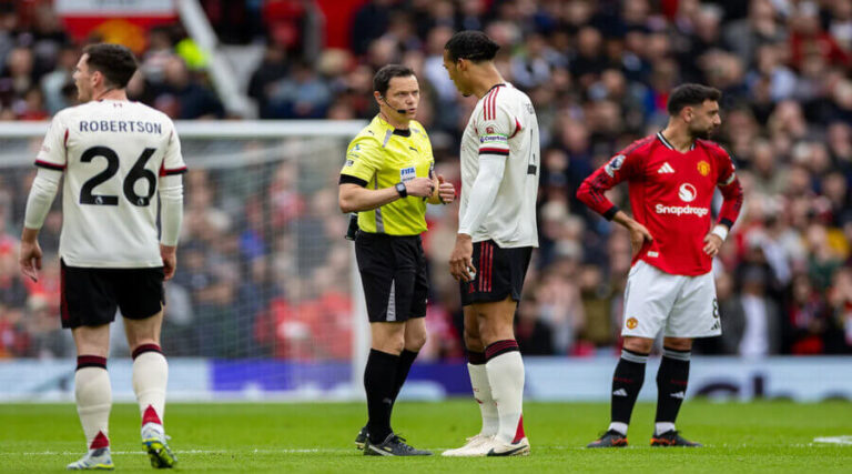 Ο Darren England στο Liverpool – Brentford 