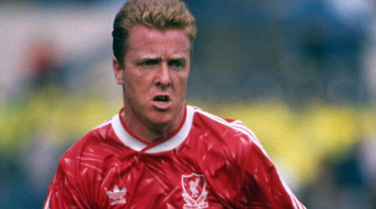 Γιατί ο Steve Nicol αποχωρίζεται τα μετάλλιά του;